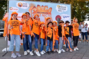 С клоунами и своим королем: в Одессе прошел фестиваль &quot;Рыжий город&quot; фото 6