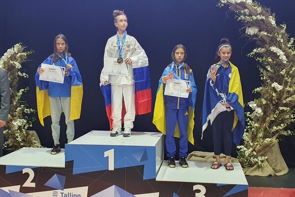 Чемпионки по тхэквондо: одесские сестры-близняшки завоевали престижные медали фото