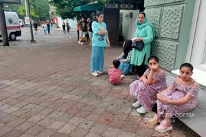 Приехали на автобусах: в Одессе заметили беженцев из Афганистана (обновлено) фото