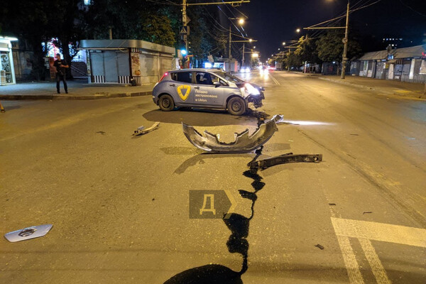 &quot;Нашли&quot; друг друга: в Одессе столкнулись два электромобиля фото 1