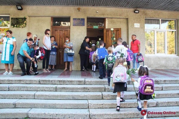 День знаний в Одессе: школьные линейки отменили, но не все  фото 4