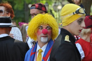Комедиада: в Одессе прошел парад клоунов и мимов фото 2
