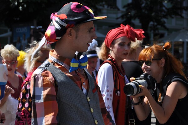 Комедиада: в Одессе прошел парад клоунов и мимов фото 4