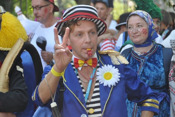 Комедиада: в Одессе прошел парад клоунов и мимов фото 5