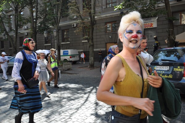 Комедиада: в Одессе прошел парад клоунов и мимов фото 6