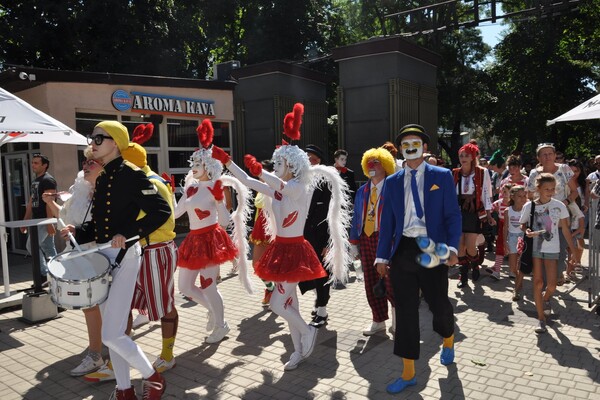 Комедиада: в Одессе прошел парад клоунов и мимов фото 7