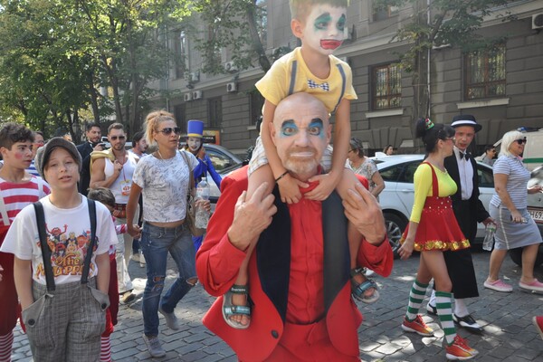 Комедиада: в Одессе прошел парад клоунов и мимов фото 8