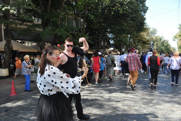 Комедиада: в Одессе прошел парад клоунов и мимов фото 10
