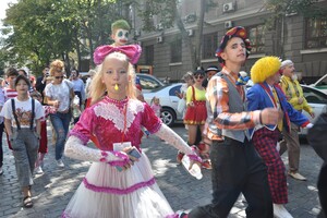 Комедиада: в Одессе прошел парад клоунов и мимов фото 11