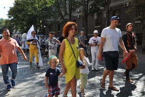 Комедиада: в Одессе прошел парад клоунов и мимов фото 12