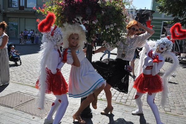 Комедиада: в Одессе прошел парад клоунов и мимов фото 14