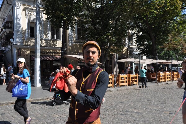 Комедиада: в Одессе прошел парад клоунов и мимов фото 15