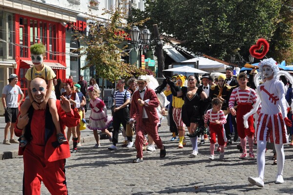 Комедиада: в Одессе прошел парад клоунов и мимов фото 16