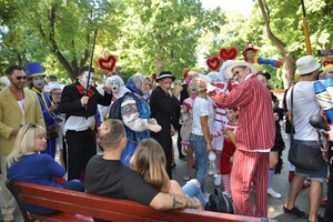 Комедиада: в Одессе прошел парад клоунов и мимов фото 17