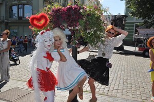 Комедиада: в Одессе прошел парад клоунов и мимов фото 18