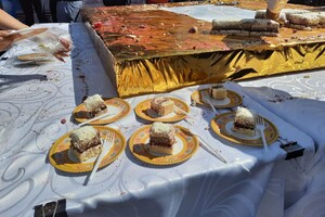 Градоначальникам &ndash; цветы, горожанам &ndash; торт: как в Одессе отмечают День города фото
