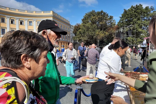 Градоначальникам &ndash; цветы, горожанам &ndash; торт: как в Одессе отмечают День города фото 3
