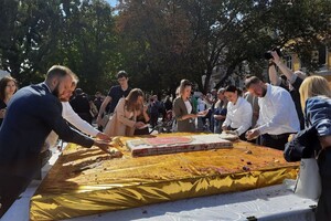 Градоначальникам &ndash; цветы, горожанам &ndash; торт: как в Одессе отмечают День города фото 8