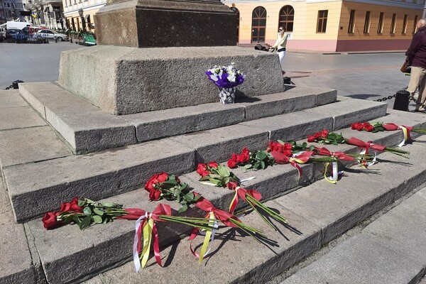 Градоначальникам &ndash; цветы, горожанам &ndash; торт: как в Одессе отмечают День города фото 11