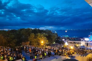 С салютом и толпами: как прошел концерт ко Дню города в Одессе фото
