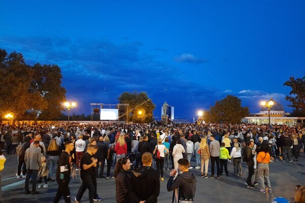 С салютом и толпами: как прошел концерт ко Дню города в Одессе фото 1