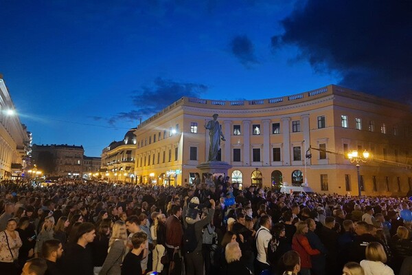 С салютом и толпами: как прошел концерт ко Дню города в Одессе фото 4