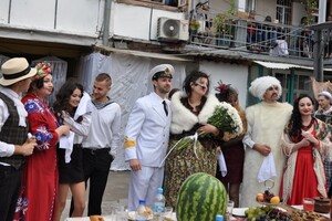 Богатый стол, песни и танцы: как на Молдаванке День города отмечали фото 5