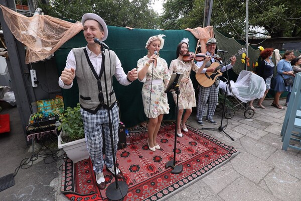 Богатый стол, песни и танцы: как на Молдаванке День города отмечали фото 12