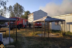 Выгорело 120 квадратных метров: в Затоке тушили пожар на крупной базе отдыха фото 1