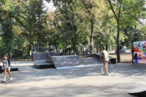 Современный и с трамплинами: в Одессе открыли новый скейт-парк фото
