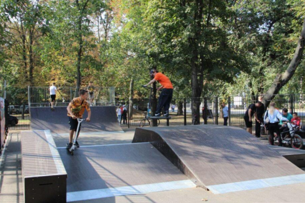 Современный и с трамплинами: в Одессе открыли новый скейт-парк фото 2