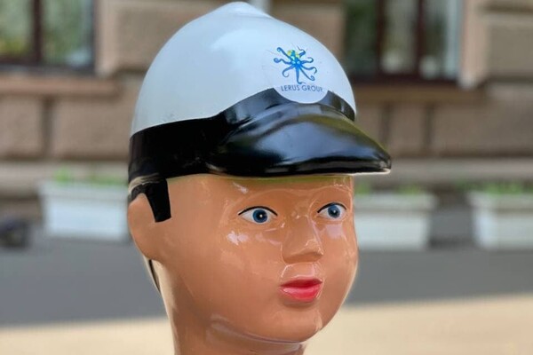 Могут привести к авариям: на улицах Одессы продолжают устанавливать пластиковых человечков фото