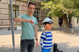 Могут привести к авариям: на улицах Одессы продолжают устанавливать пластиковых человечков фото 1