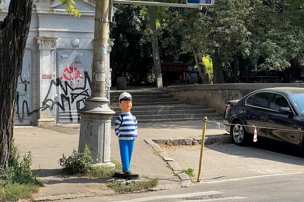 Могут привести к авариям: на улицах Одессы продолжают устанавливать пластиковых человечков фото 2