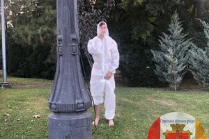 В костюме Адама: в Одессе голый мужчина грелся у вечного огня и материл прохожих фото 1