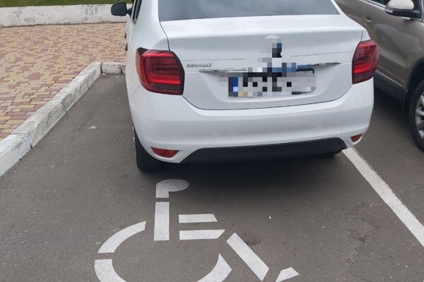 Парковались на местах для людей с инвалидностью: в Одессе эвакуировали нарушителей фото