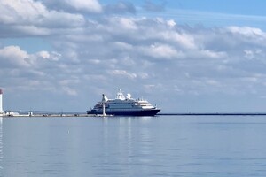 После долгого перерыва: в Одесский порт зашел круизный лайнер SeaDream II фото 5