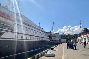 После долгого перерыва: в Одесский порт зашел круизный лайнер SeaDream II фото 10