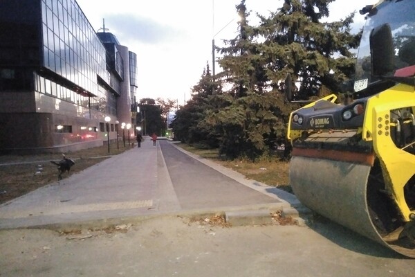 Реконструкция с нарушением норм: на Черняховского появилась первая велодорожка фото 9