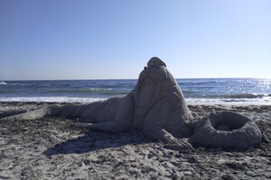 Три тонны песка: на Ланжероне создали самую большую скульптуру моржа фото