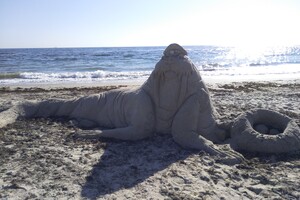 Три тонны песка: на Ланжероне создали самую большую скульптуру моржа фото 1
