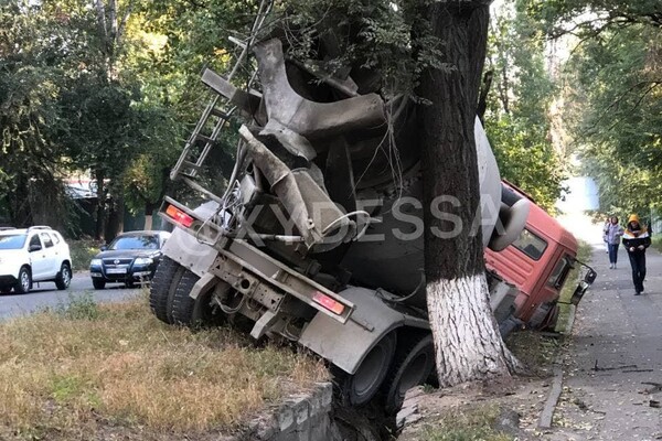В Одессе бетономешалка провалилась в канаву: водитель сбежал фото 1