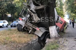 В Одессе бетономешалка провалилась в канаву: водитель сбежал фото 1