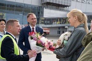 Миллионный: в Одесском аэропорту встретили уникального пассажира фото 1