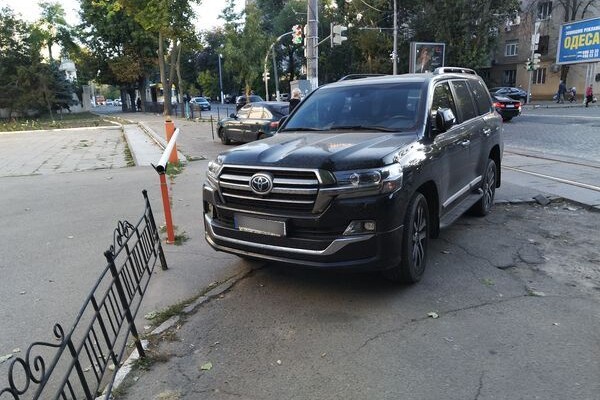 Штрафы не напугали: свежая фотоподборка наглых водителей в Одессе фото 7