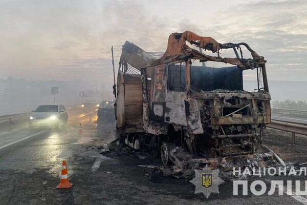 На трассе Киев - Одесса столкнулись два грузовика и три легковушки: погибли люди (обновлено) фото 1