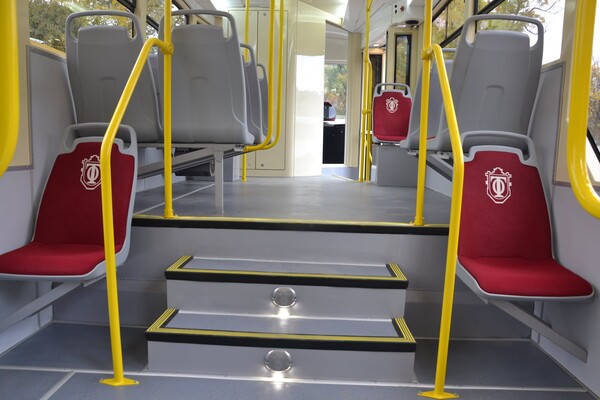 С подсветкой и подзарядкой: одесситам показали, как выглядит новый трамвай фото 3