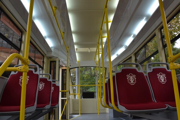 С подсветкой и подзарядкой: одесситам показали, как выглядит новый трамвай фото 5