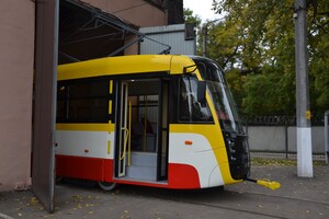 С подсветкой и подзарядкой: одесситам показали, как выглядит новый трамвай фото 6