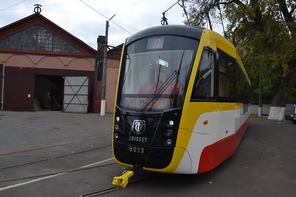 С подсветкой и подзарядкой: одесситам показали, как выглядит новый трамвай фото 8